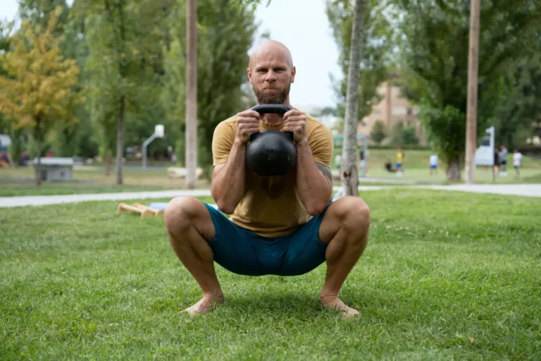 Hluboký dřep s kettlebellem v parku