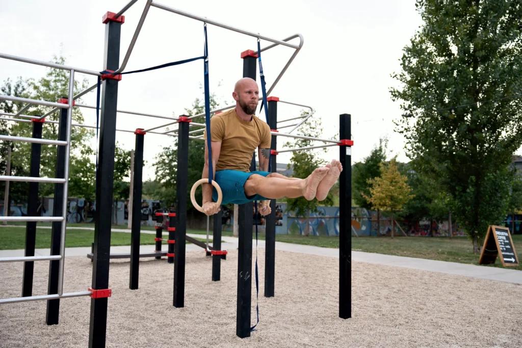 Přednos na kruzích na venkovním workout hřišti v Brně