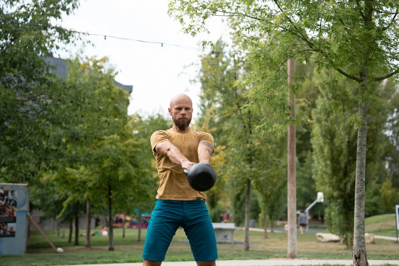 Marcel Štrublík cvičí s kettlebellem