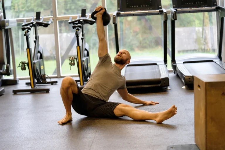 Turecký get-up s kettlebellem v posilovně