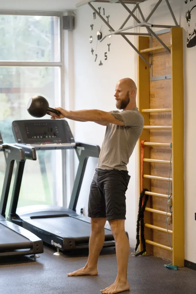 Marcel Štrublík při swingu s kettlebellem v posilovně