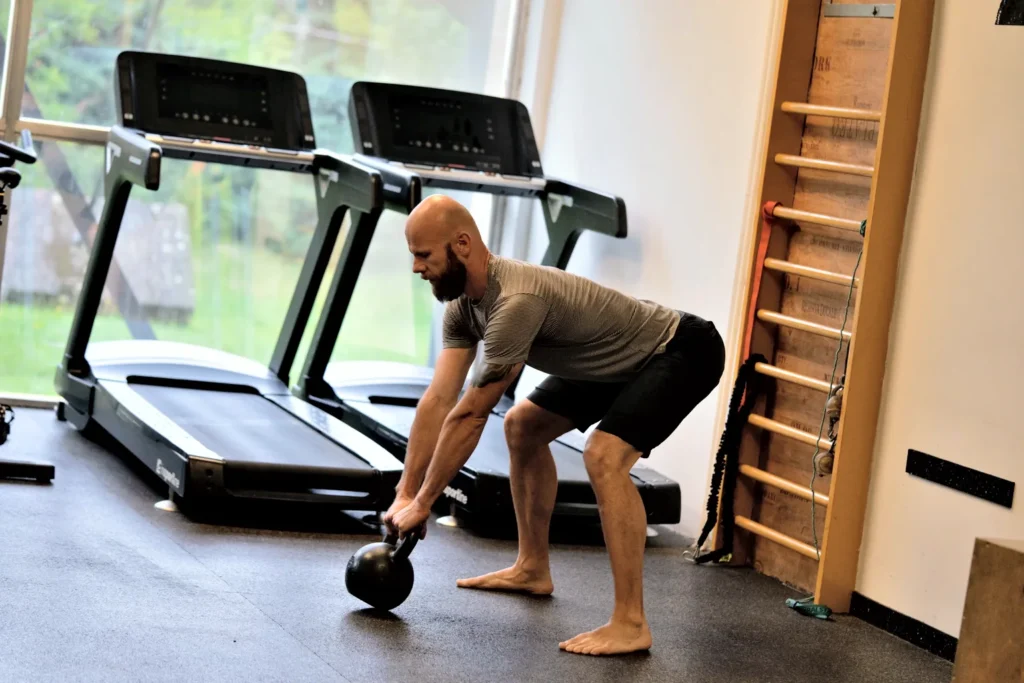 Marcel Štrublík zvedá kettlebell ze země, začátek swingu