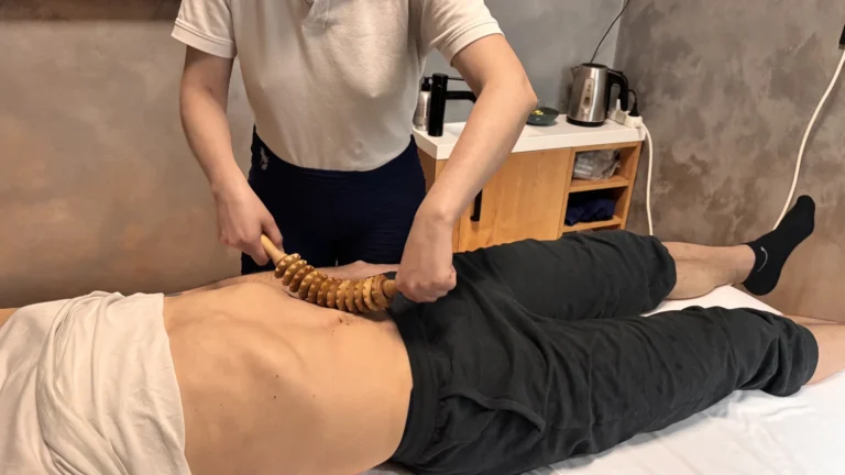 Maderoterapie břicha ozubeným dřevěným válečkem