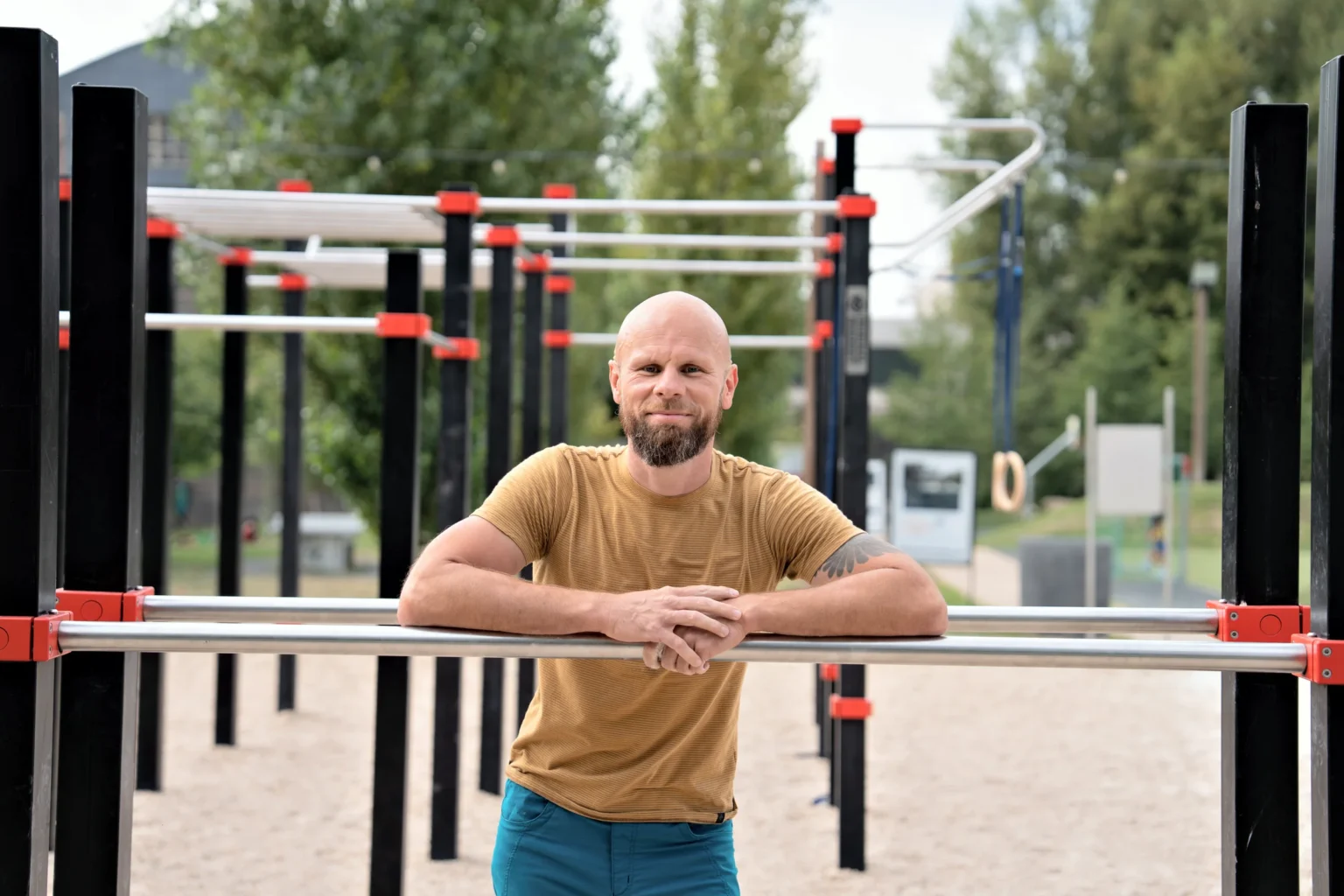 Marcel Štrublík se opírá o hrazdu na venkovním hřišti