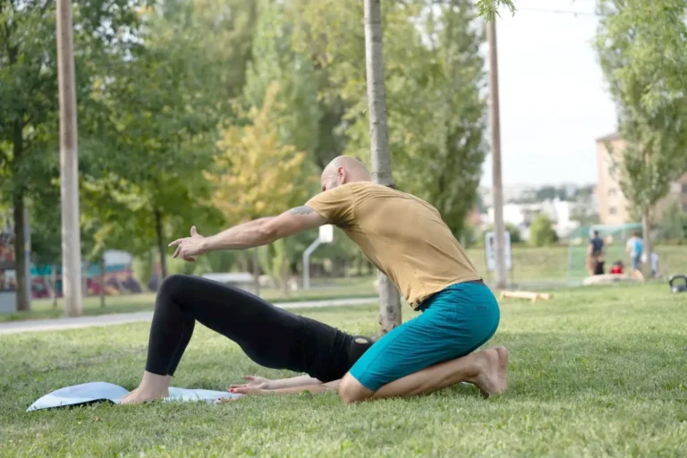 Marcel Štrublík protahuje klientku v parku